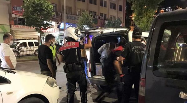 Polisten kaçan şüpheliler Kıbrıs Meydanı'nda yakalandı
