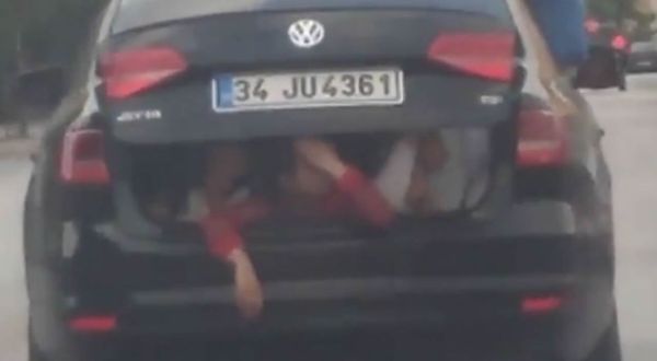Otomobilin bagajındaki 3 çocuğun tehlikeli yolculuğu!