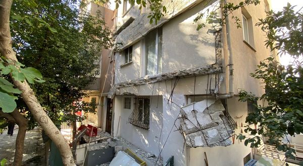 İstanbul'da 25 yıllık binanın balkonları çöktü, mahalleli sokağa döküldü