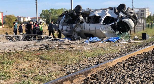 Tekirdağ'da yük treninin işçi servisine çarptığı kazada 6 kişi yaşamını yitirdi