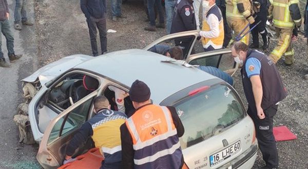 Kazadan dolayı yavaşlayan minibüse otomobil çarptı: 7 yaralı