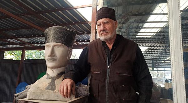 Büyük Önder Atatürk'ün sevgisini heykel ve portrelere taşıyor