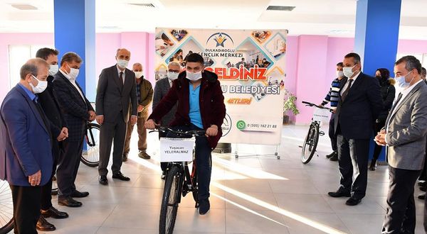 Kahramanmaraş'ta aşı kampanyasına katılan gençlere bisiklet!
