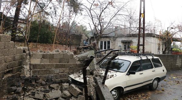 Kahramanmaraş'ta istinat duvarı bir otomobilin üzerine devrildi