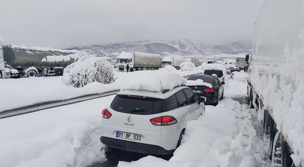 Kahramanmaraş'ta kar bastırdı, çok sayıda araç mahsur kaldı
