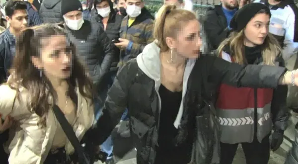 Yılbaşı gecesi Taksim'de iğrenç taciz! Genç kızlar böyle yakalattı