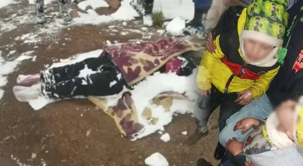 Yürekleri sızlatan olay: Çocuklarını soğuktan korumaya çalışan anne donarak öldü