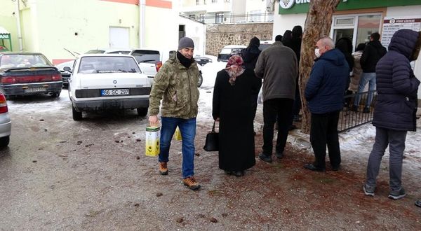Yozgat'ta ucuz yağ kuyruğuna giren vatandaşlar isyan etti: "Geçinebilmek için ucuz ürün kovalıyoruz"