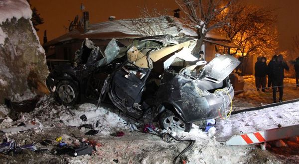 Burdur'da istinat duvarına çarpan otomobil 4 gence mezar oldu