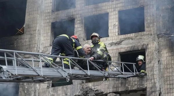 Rusya Kiev'de sivilleri vurmaya devam ediyor! 9 katlı apartman yerle bir oldu!