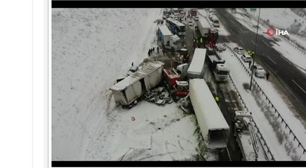 Yoğun kar yağışı nedeniyle Kuzey Marmara Otoyolu'nda zincirleme kaza meydana geldi