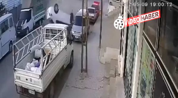 Kahramanmaraş'ta otomobil park halindeki iki araca önce çarptı sonra takla attı