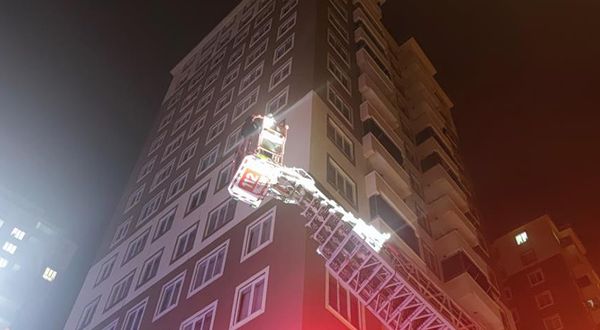 Kahramanmaraş'ta 14 katlı binanın çatı katında yangın!