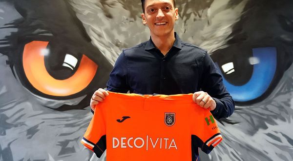 Mesut Özil, Başakşehir'e resmi imzayı attı