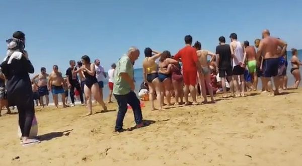 Plajda korku dolu anlar: Kalp masajı yapılırken şoka giren anneyi tokatladı