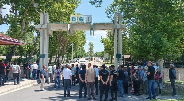 Kahramanmaraş'ta DSİ önünde çiftçilerden 'Su eylemi'