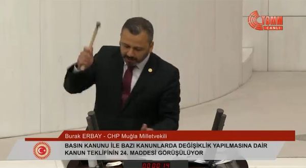 Meclis'te böyle protesto görülmedi! CHP'li vekil kürsüde telefonu çekiçle parçaladı