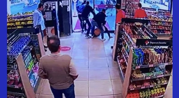 İstanbul’da markette dehşet anları kamerada: Kovalayıp dövdükleri genci kaçırdılar