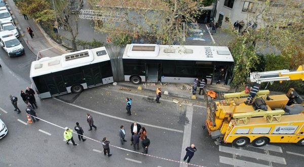 Kadıköy'de metrobüs kontrolden çıktı!