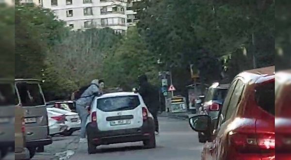 Kadıköy'de otomobilin çatısına asılan gençlerin tehlikeli yolculuğu