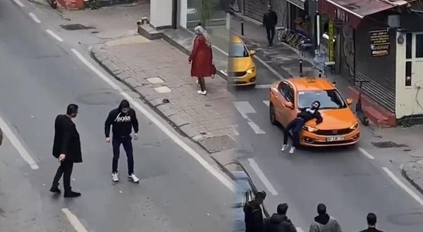 Beyoğlu'da araçların önünü kesti, taksinin kaputunun üzerine yattı