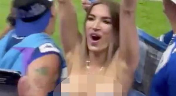 Tribünde aniden üstünü çıkarttı! Sevinçten ne yapacağını şaşırdı