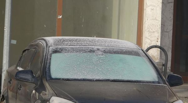 Yüksekova’da araçlar buz tuttu