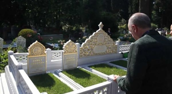 Emekli askerler Erdoğan'ın annesinin mezarına bu mektubu bıraktı