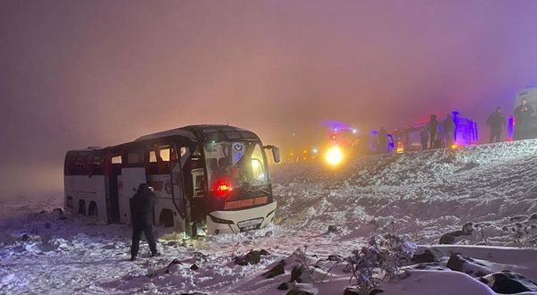 Diyarbakır’da yolcu otobüsü devrildi: 4’ü ağır 30 kişi yaralandı