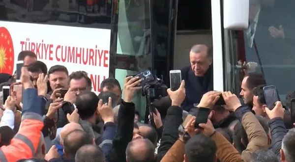 Cumhurbaşkanı Erdoğan ittifak ortaklarıyla Elbistan'da! Konteyner ziyaretindeki o pankart dikkat çekti