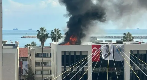 Mersin'de açılışı yapılan belediye binasında 15 dakika sonra yangın çıktı