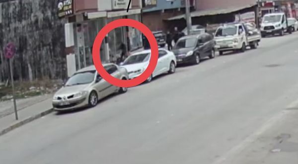 Dükkan sahibi kendi kiracısına sinirlenince camları levye ile kırdı