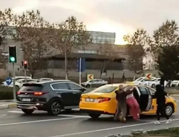 Taksici, yol ortasında indirdiği yolcuya şiddet uyguladı