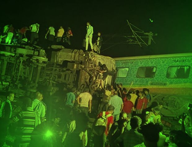 Kafa Kafaya Çarpışan Trenlerin Yol Açtığı Felaket: 50 Ölü, 350 Yaralı