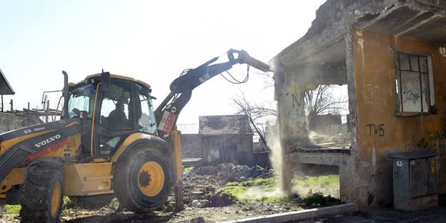 Bakan Soylu'nun talimatı ile Dulkadiroğlu'nda o evler yıkıldı