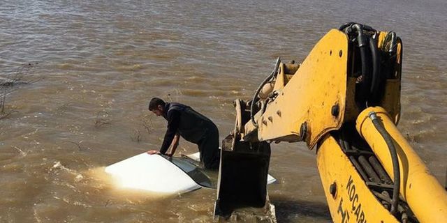 Taşan nehir otomobilini yuttu, canını zor kurtardı!