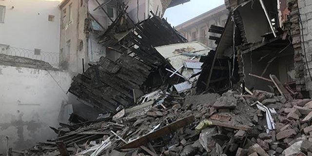 İstanbul'da deprem sonrası hasar gören binalar böyle yıkıldı