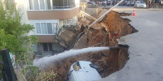 İzmir'de istinat duvarı çöktü, otomobil göçük altında kaldı! Herkes oraya koştu