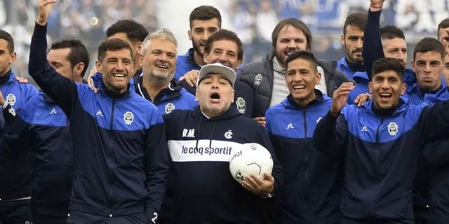 Maradona çılgınlığı! Binlerce taraftar...