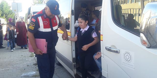 Okullar açıldı! Jandarma ekipleri öğrenci servislerini denetledi