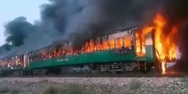 Pakistan'da tren faciasında kahreden haber: 62 kişi hayatını kaybetti