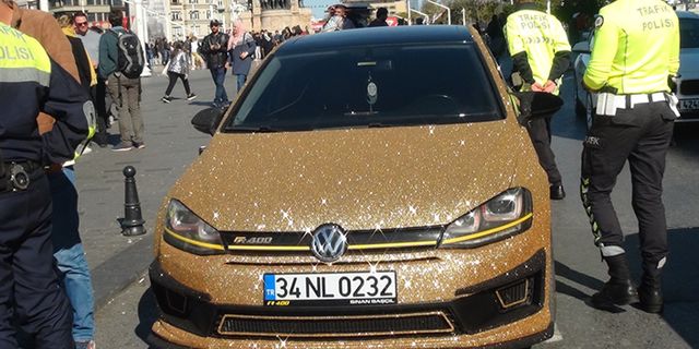 İstanbul'da altın sarısı simli araç ilgi odağı oldu