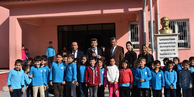 Türkoğlu Belediyesi öğretmenlere karanfil dağıttı