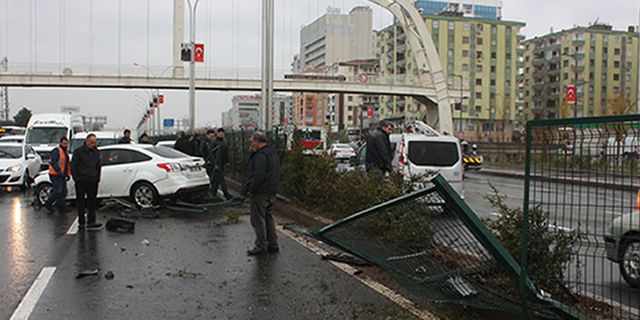 Diyarbakır'da sağanak yağış trafik kazasını beraberinde getirdi