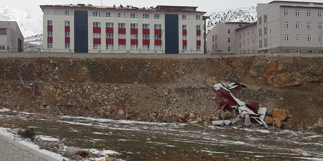 Kahramanmaraş'ta şiddetli rüzgardan okulun çatısı uçtu