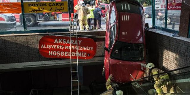 İstanbul'da yeraltı çarşısının merdivenlerine otomobil düştü!