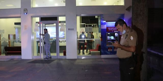 Ankara'da kar maskeli hırsızlar çaldıkları minibüsle 1 dakikada banka soydular