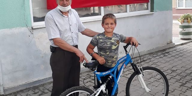 Mektup gönderdiği Mehmetçik bisiklet hediye etti