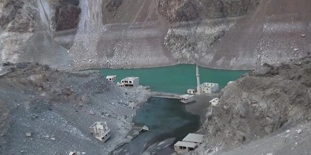 Artvin'de barajlardaki sular çekilince yerleşim yerleri açığa çıktı