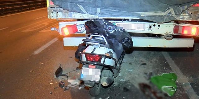 İstanbul'da motosiklet tıra arkadan çarptı:1 ölü 1 yaralı